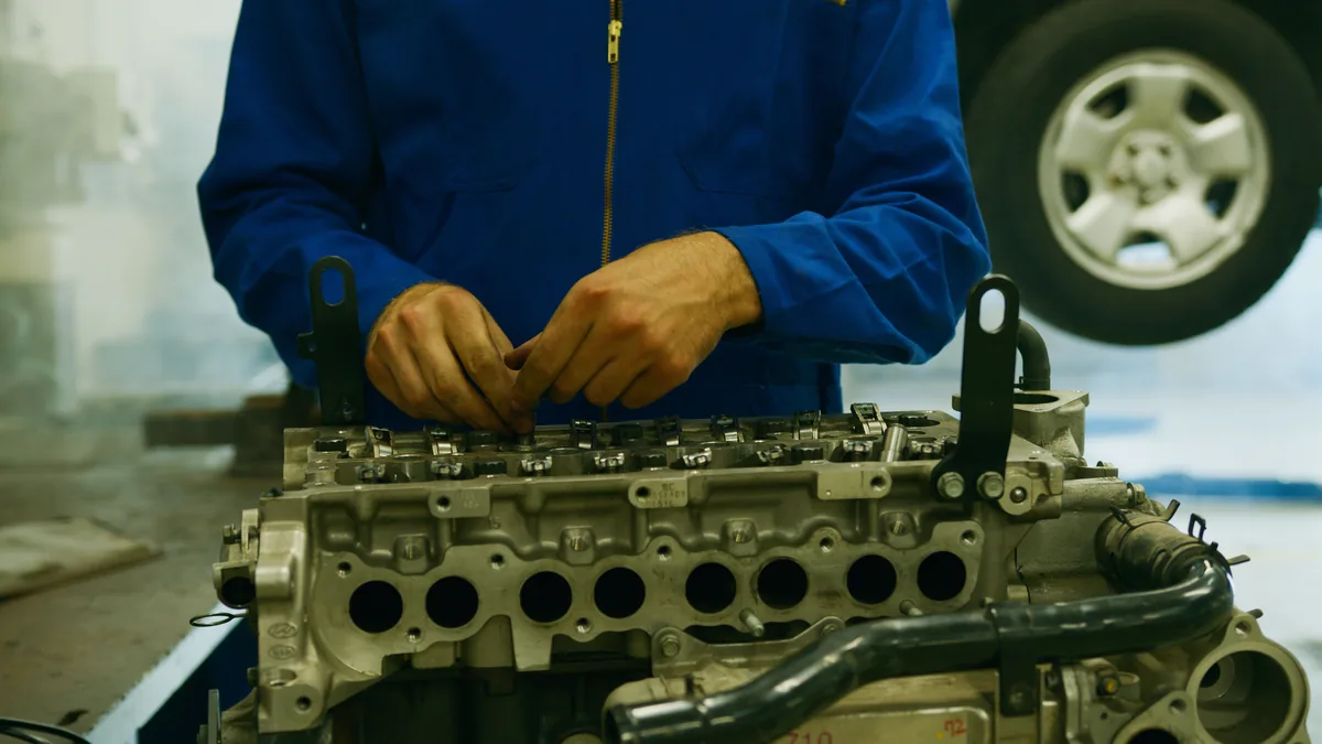 Trabajo de motor realizado por servicio automotriz