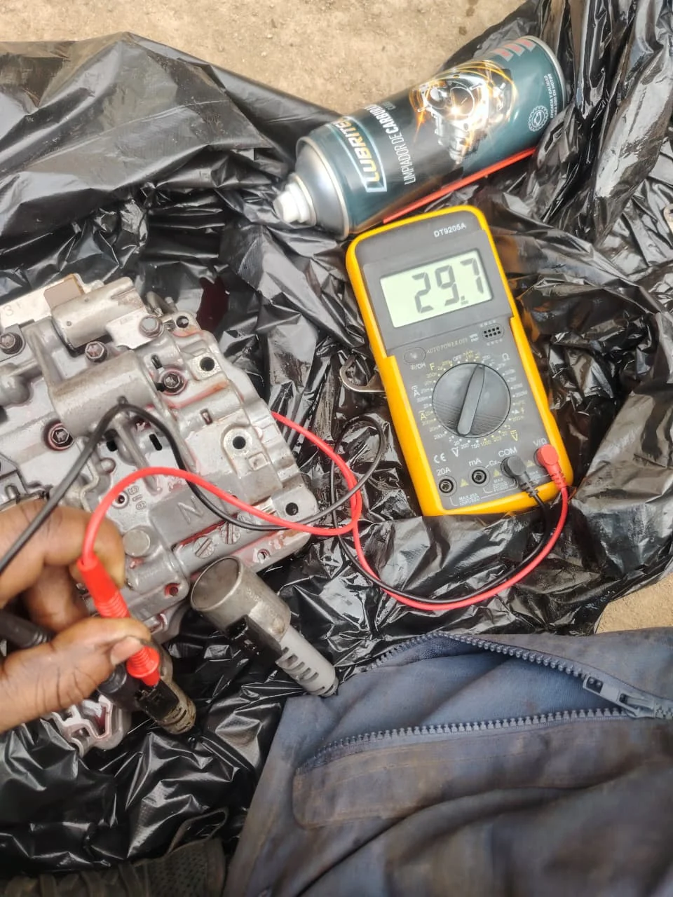 Medición durante trabajo de caja automática Chevrolet Astra 2.0